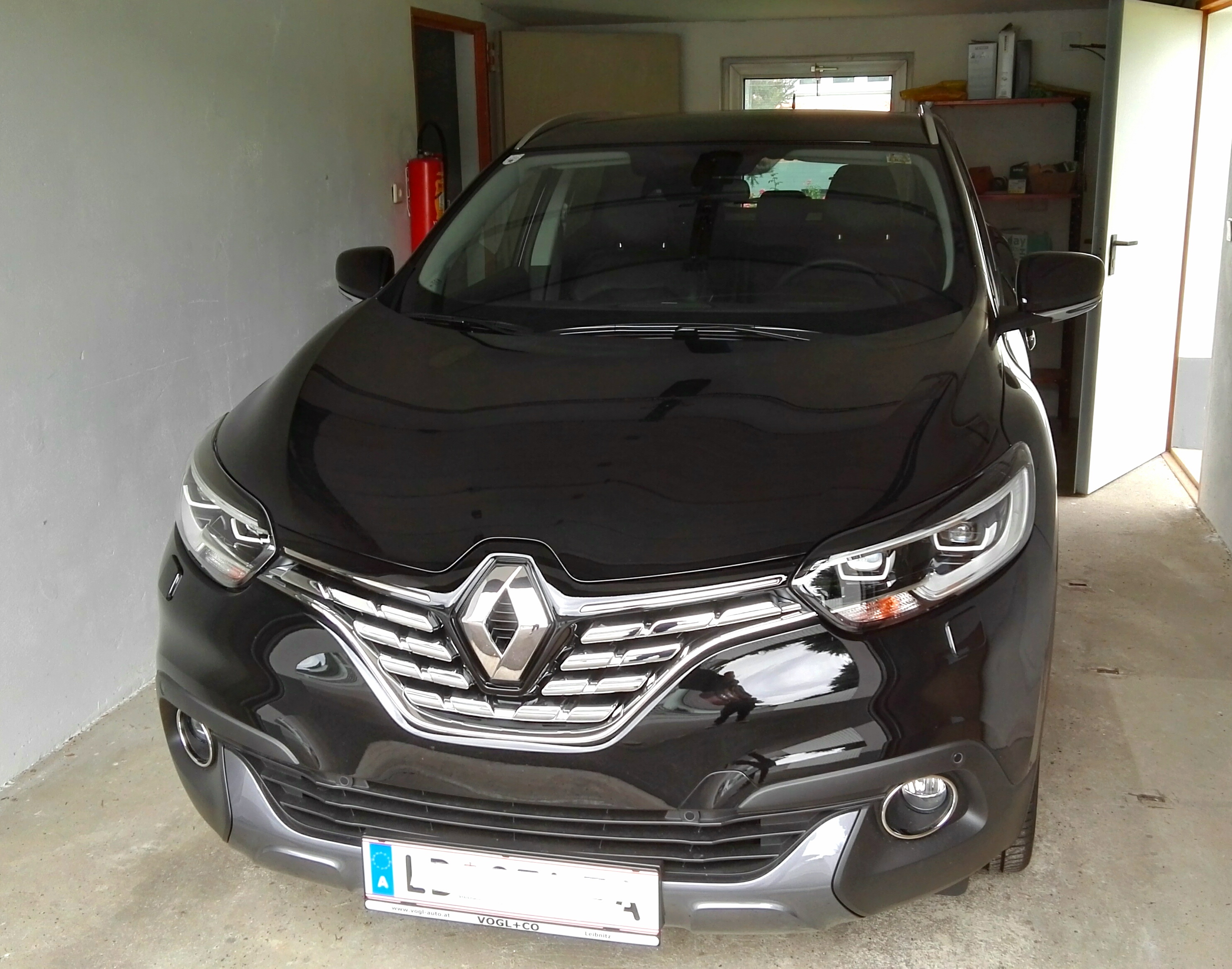 Kadjar Bose 110 EDC Black Pearl mit Chromgrill, Chromrückspiegel und Stummelantenne